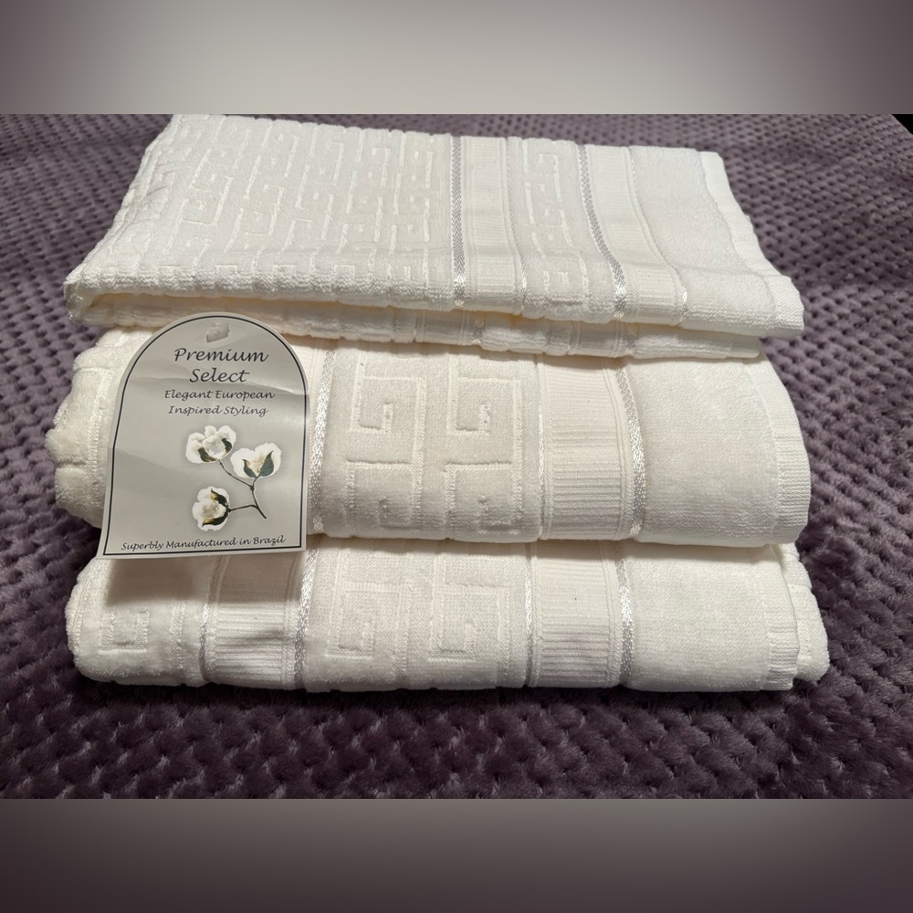 Luxurious White Bath Towels with Textured Design
